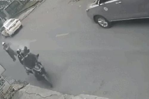 Bị tấn công bằng hơi cay, chiến sỹ công an vẫn quật ngã tội phạm