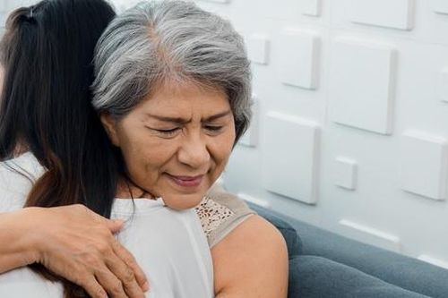 'Cái chạm' - chất xúc tác để người thân thêm gần, thêm thương