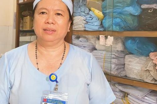 Nhặt được tiền vàng, nữ hộ lý tìm người đánh rơi trả lại