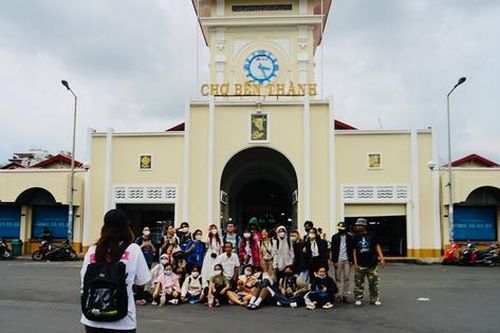 Chợ Bến Thành 'thay áo mới', nhộn nhịp khách mua sắm và check-in
