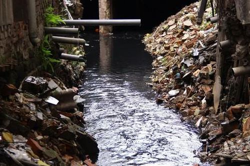 Người dân 'than trời' vì mương thoát nước ô nhiễm chảy lộ thiên