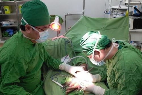 Nối cổ tay và ngón tay cho hai người bị tai nạn lao động