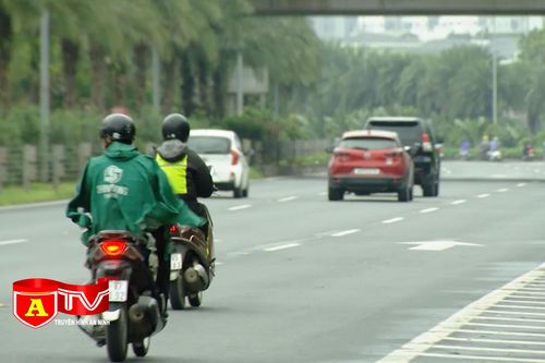 Xử lý hàng loạt trường hợp bất chấp nguy hiểm lưu thông xe máy trên cao tốc
