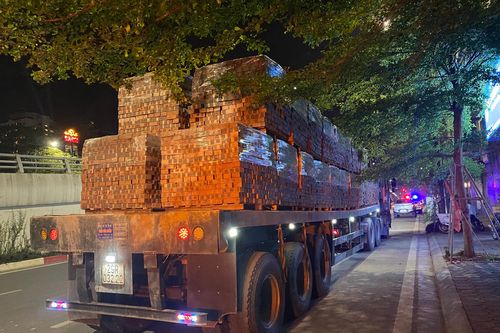 Xe đầu kéo chất gạch xây dựng cao vượt tầm mắt, chủ xe nộp phạt 72 triệu đồng