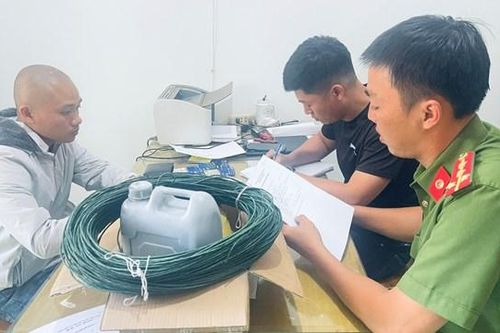 Đắk Lắk: Bắt kẻ chuyên chế tạo thuốc nổ và dây dẫn cháy chậm