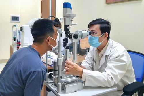 Mắt có cảm giác sương mù bao phủ do chấn thương bóng đá