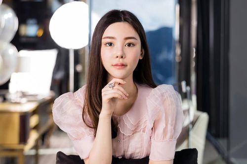 Giá của việc tái tạo gương mặt Abby Choi