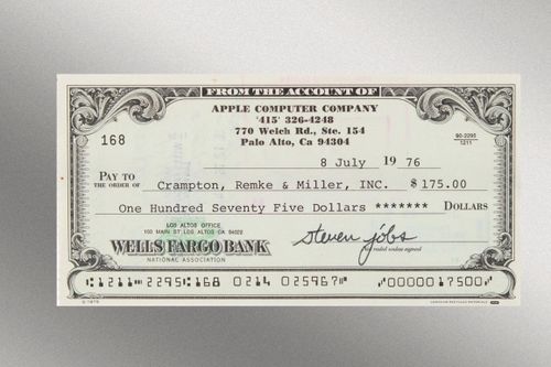 Tấm séc có chữ ký của Steve Jobs chốt giá hơn 100.000 USD