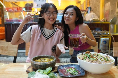 Thử thách ăn tô bún bò khổng lồ nhận 1,2 triệu đồng ở TP.HCM