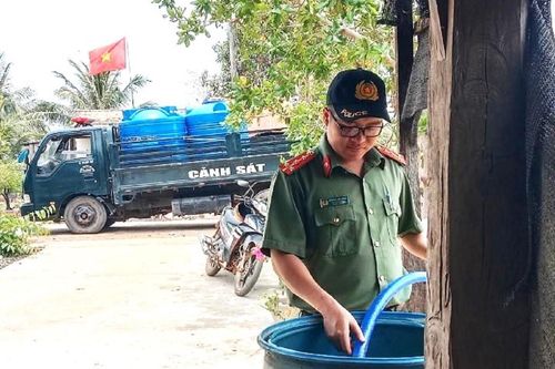 Công an huyện Ea Súp vận chuyển nước sạch hỗ trợ người dân vùng biên giới