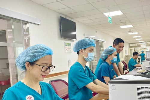Nữ điều dưỡng trưởng tận tâm với nghề