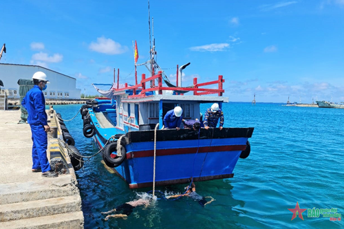Hải đoàn 129 Hải quân sửa chữa tàu cá bị hỏng tại Trường Sa