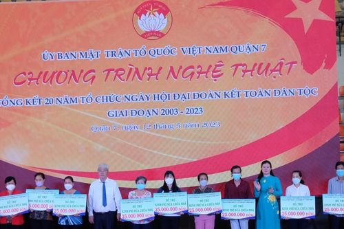 Quận 7 tặng kinh phí sửa chữa nhà, phương tiện sinh kế cho 41 hộ gia đình
