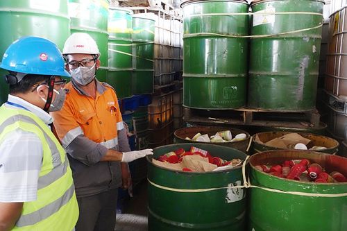 Tiêu hủy hơn 6.000 chai thuốc bảo vệ thực vật chứa chất cấm