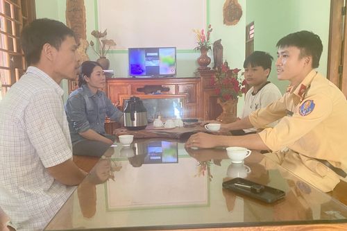 Thượng úy công an 'vượt sóng' cứu 3 thanh niên đuối nước