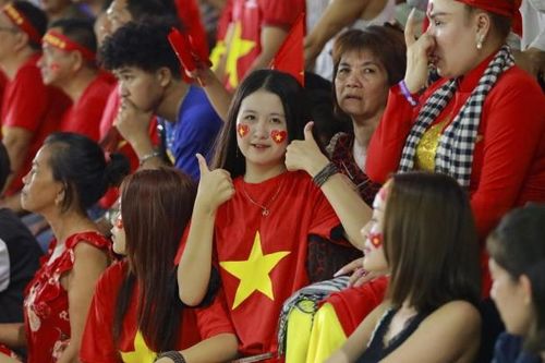Cận cảnh những cổ động viên xinh đẹp 'tiếp lửa' cho đội U22 Việt Nam