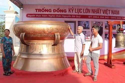 Cận cảnh phiên bản trống đồng Ngọc Lũ lớn nhất Việt Nam