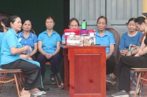 Những người phụ nữ 'biến' chất thải sinh hoạt thành phân hữu cơ