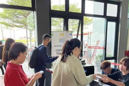 Cổ động viên Việt Nam khó tìm vé bán kết bóng đá