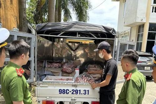 Phát hiện gần 1 tấn chân giò, thịt gà bốc mùi chuẩn bị vào bếp ăn khu công nghiệp