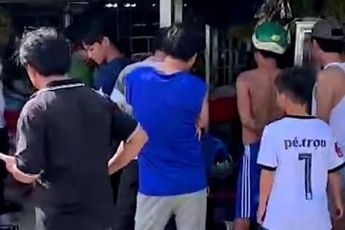 Con dâu thiếu nợ, cụ ông 76 tuổi và con trai bị nhóm người lạ đánh nhập viện