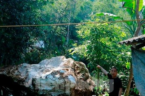 Đá hàng chục tấn lăn xuống nhà dân ở Yên Bái