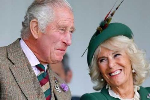 Chuyên gia đọc khẩu hình tiết lộ những gì Vua Charles và Hoàng hậu Camilla nói trong lễ đăng cơ