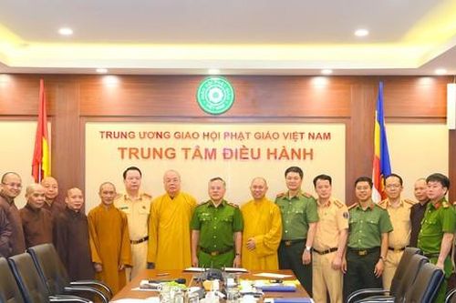 Tăng ni, phật tử tham gia bảo đảm trật tự an toàn giao thông