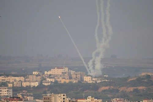 Israel bị tấn công dồn dập, lá chắn Vòm Sắt để lọt rocket