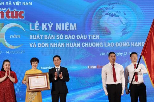 Báo Tin tức đón nhận Huân chương Lao động hạng Nhất
