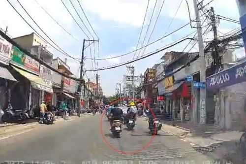Nam thanh niên đầu trần đi xe máy sang đường tạt đầu gây tai nạn cho phụ nữ