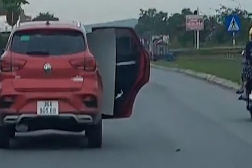 Thanh Hóa: Ô tô con ngang nhiên mở cửa khi đi trên Quốc lộ 1A