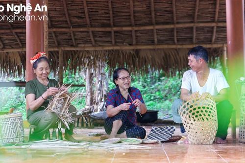 'Giữ lửa' nghề đan ở bản Diềm