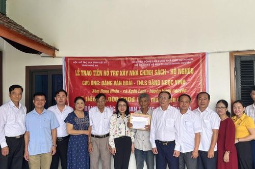 Trao 100 triệu đồng hỗ trợ xây dựng nhà tình nghĩa ở Hưng Nguyên