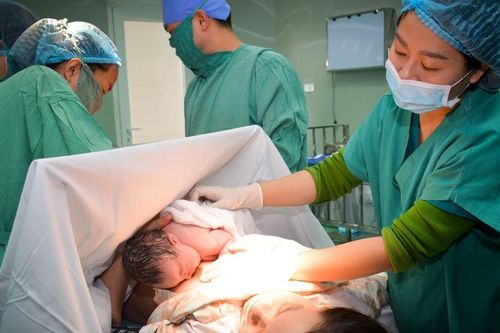 Bệnh viện Hữu nghị Đa khoa Nghệ An mang niềm vui làm bố, mẹ cho gia đình 12 năm mòn mỏi thực hiện thụ tinh ống nghiệm