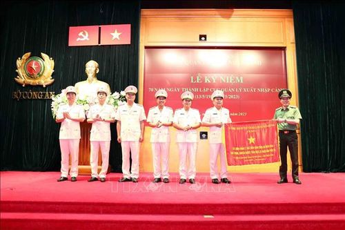 Lực lượng Quản lý xuất nhập cảnh 'Tinh thông, chuyên nghiệp, thân thiện, vì nhân dân phục vụ'