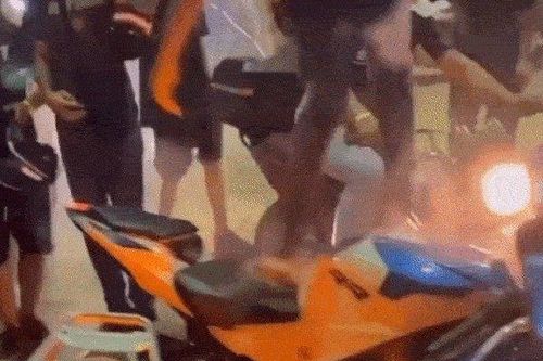 Clip: Môtô bốc cháy dữ dội, đám đông lại tụ tập quay video