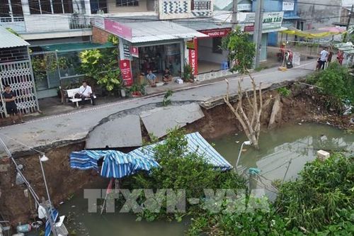 Sạt lở nghiêm trọng khoảng 30m đường giao thông tại Đồng Tháp