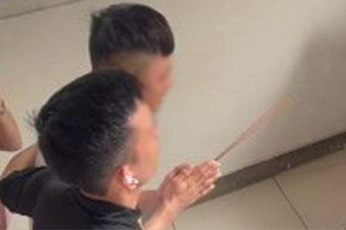 Tận cùng nỗi đau: Thanh niên đi XKLĐ nghe tin bố qua đời, khóc không thành tiếng tiễn bố qua điện thoại