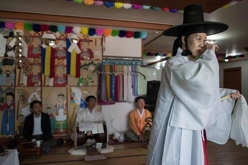Báo chí Hàn Quốc: Nhiều người Hàn vẫn mê tín, chữa ung thư cũng nghe thầy bói