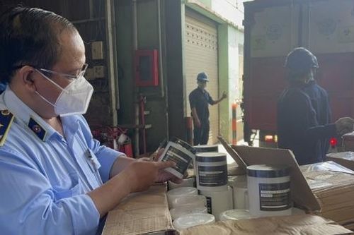 Quản lý thị trường TP. Hồ Chí Minh tiêu hủy hàng hóa không rõ nguồn gốc xuất xứ