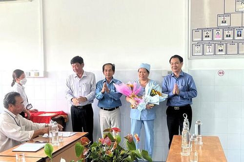 Giám đốc Sở Y tế An Giang và Phó Chủ tịch UBND TX. Tịnh Biên trao thưởng đột xuất nữ hộ lý nhặt tiền vàng trả lại bệnh nhân