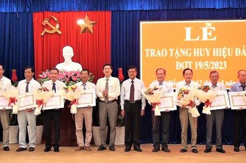 Thành ủy Châu Đốc trao Huy hiệu Đảng đợt 19/5