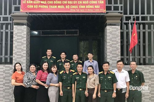 Bàn giao nhà đã sửa chữa hoàn thiện cho quân nhân bị thương khi làm nhiệm vụ