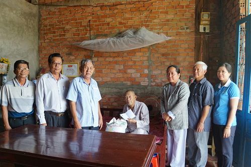 Trao hỗ trợ cho người già neo đơn