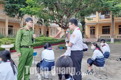 Ngăn chặn thuốc lá, ma túy vào học đường