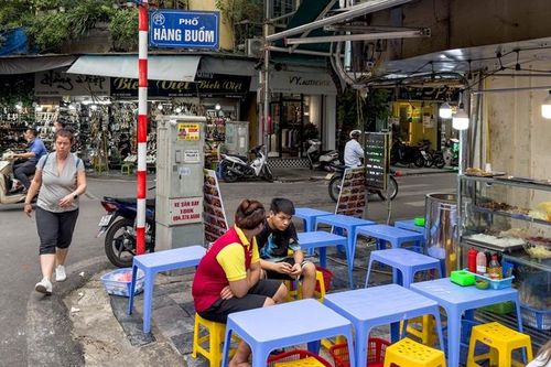 Vỉa hè vẫn bị chiếm dụng trầm trọng tại khu phố cổ