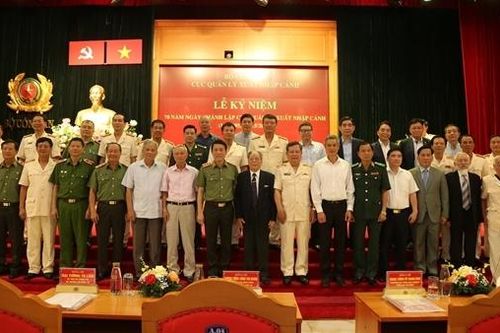 Thủ tướng Chính phủ tặng Cục Quản lý xuất nhập cảnh 11 chữ vàng
