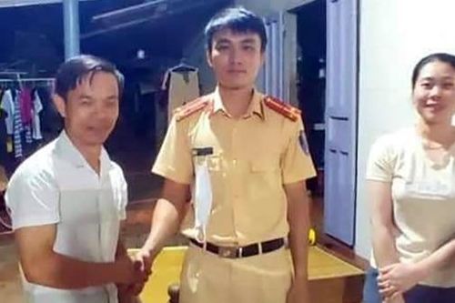 Thượng úy CSGT dũng cảm cứu các em nhỏ bị đuối nước