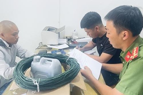 Lên mạng học chế tạo thuốc nổ để bán lấy tiền tiêu xài và trả nợ